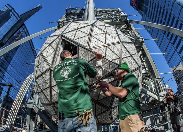 Установка новогоднего шара на Таймс-сквер в Нью-Йорке - Sputnik Беларусь