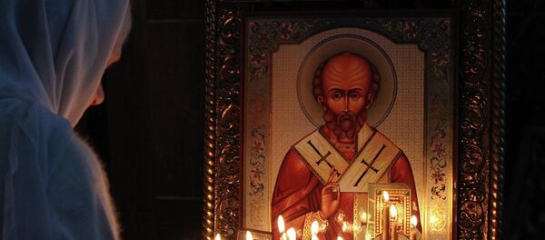 Ікона Мікалая Цудатворцы з свечкамі, архіўнае фота Ікона Мікалая Цудатворцы з свечкамі, архіўнае фота - Sputnik Беларусь