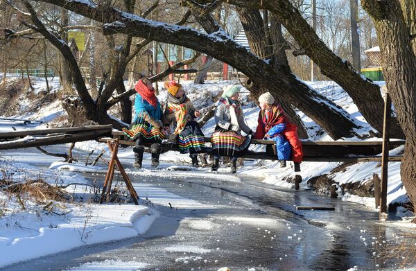 Дети готовятся к колядным гуляниям в деревне Озераны в Гомельской области - Sputnik Беларусь