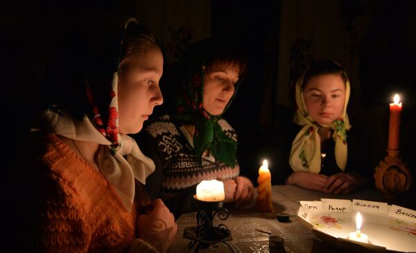 Девушки из деревни Погост Гомельской области принимают участие в Рождественских гаданиях - Sputnik Беларусь