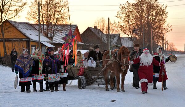 Жители деревни Погост в Гомельской области принимают участие в колядных гуляниях во время празднования Рождества - Sputnik Беларусь