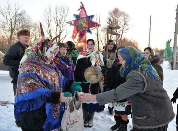 Жители деревни Погост в Гомельской области принимают участие в колядных гуляниях - Sputnik Беларусь