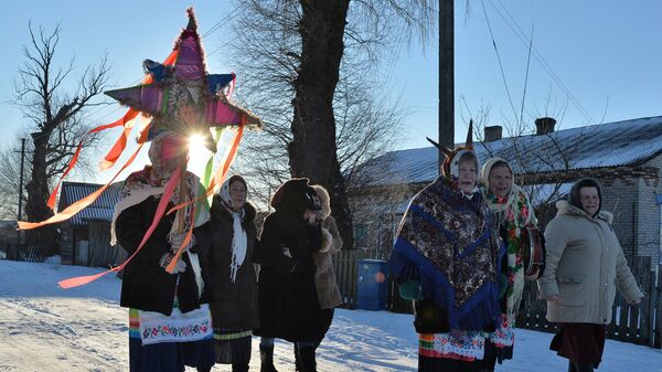 Жители деревни Погост в Гомельской области на колядных гуляньях - Sputnik Беларусь