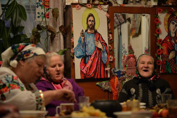 Жители деревни Погост в Гомельской области за рождественским столом - Sputnik Беларусь