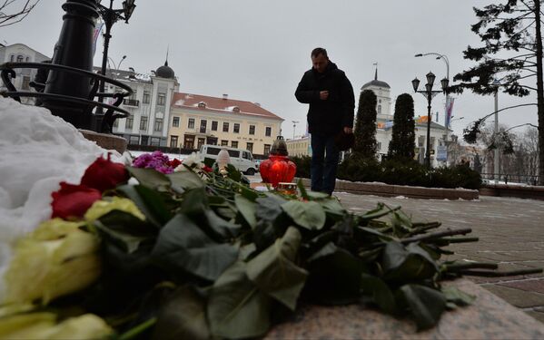 Минчане несут цветы к французскому посольству - Sputnik Беларусь