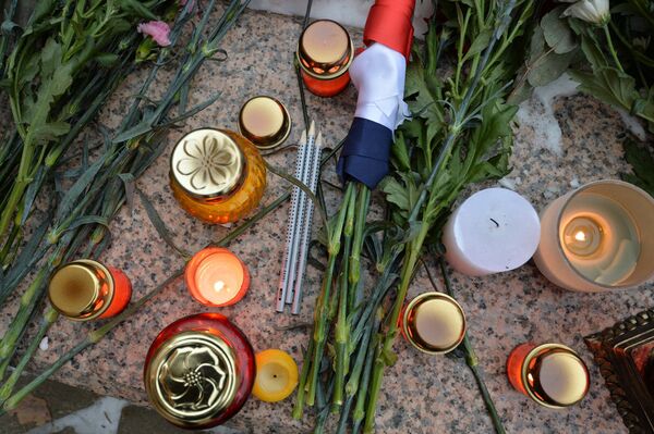 Минчане несут цветы к французскому посольству - Sputnik Беларусь