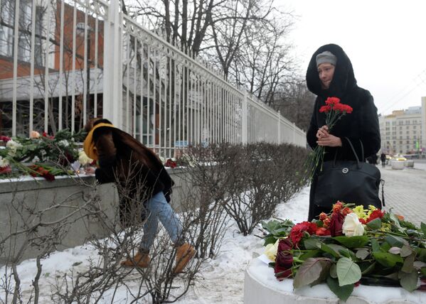 К посольству Франции в Москве несут цветы и свечи - Sputnik Беларусь
