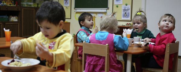 Дзеці ў дзіцячым садку Дзеці ў дзіцячым садку - Sputnik Беларусь