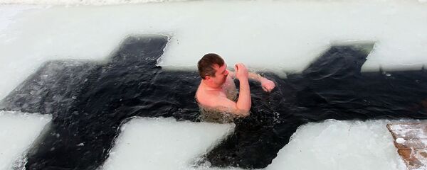 Купание в проруби на Крещение, архивное фото - Sputnik Беларусь