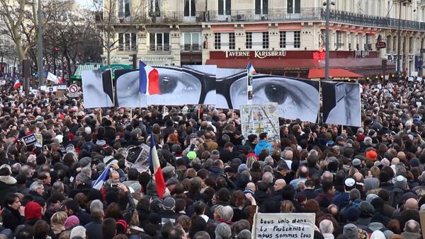 Парижане вышли на марш против терроризма с карикатурами Charlie Hebdo в руках - Sputnik Беларусь