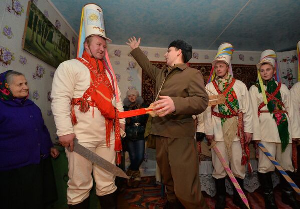 Старинный белорусский народный обряд Колядные цари - Sputnik Беларусь
