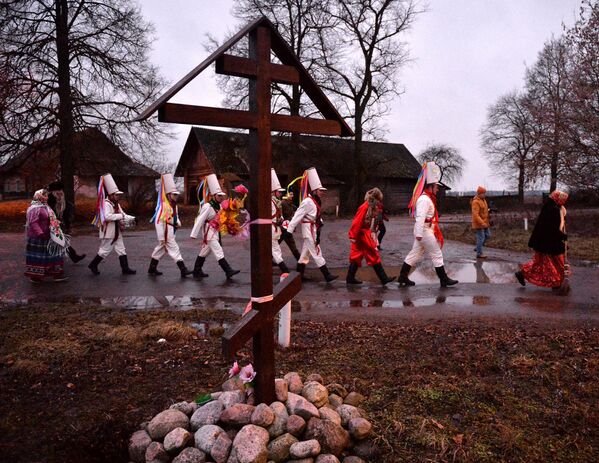 Старинный белорусский народный обряд Колядные цари - Sputnik Беларусь