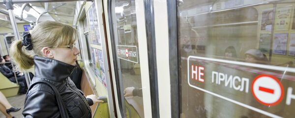 В вагоне минского метро - Sputnik Беларусь