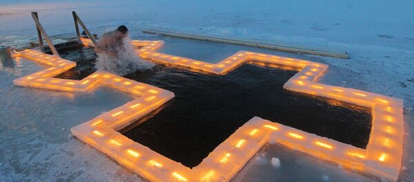 Купание в проруби на Крещение Купание в проруби на Крещение - Sputnik Беларусь