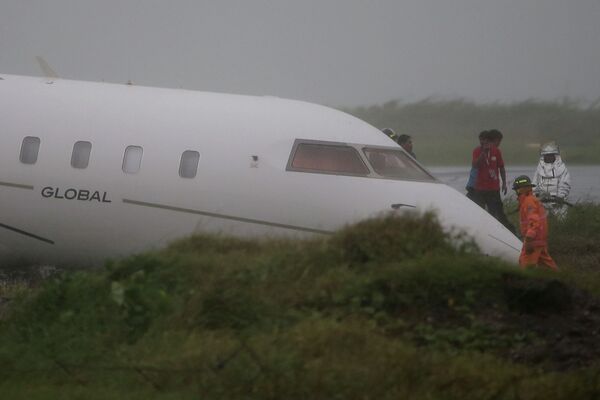 Самолет с чиновниками президента Филиппин потерпел аварию при взлете - Sputnik Беларусь