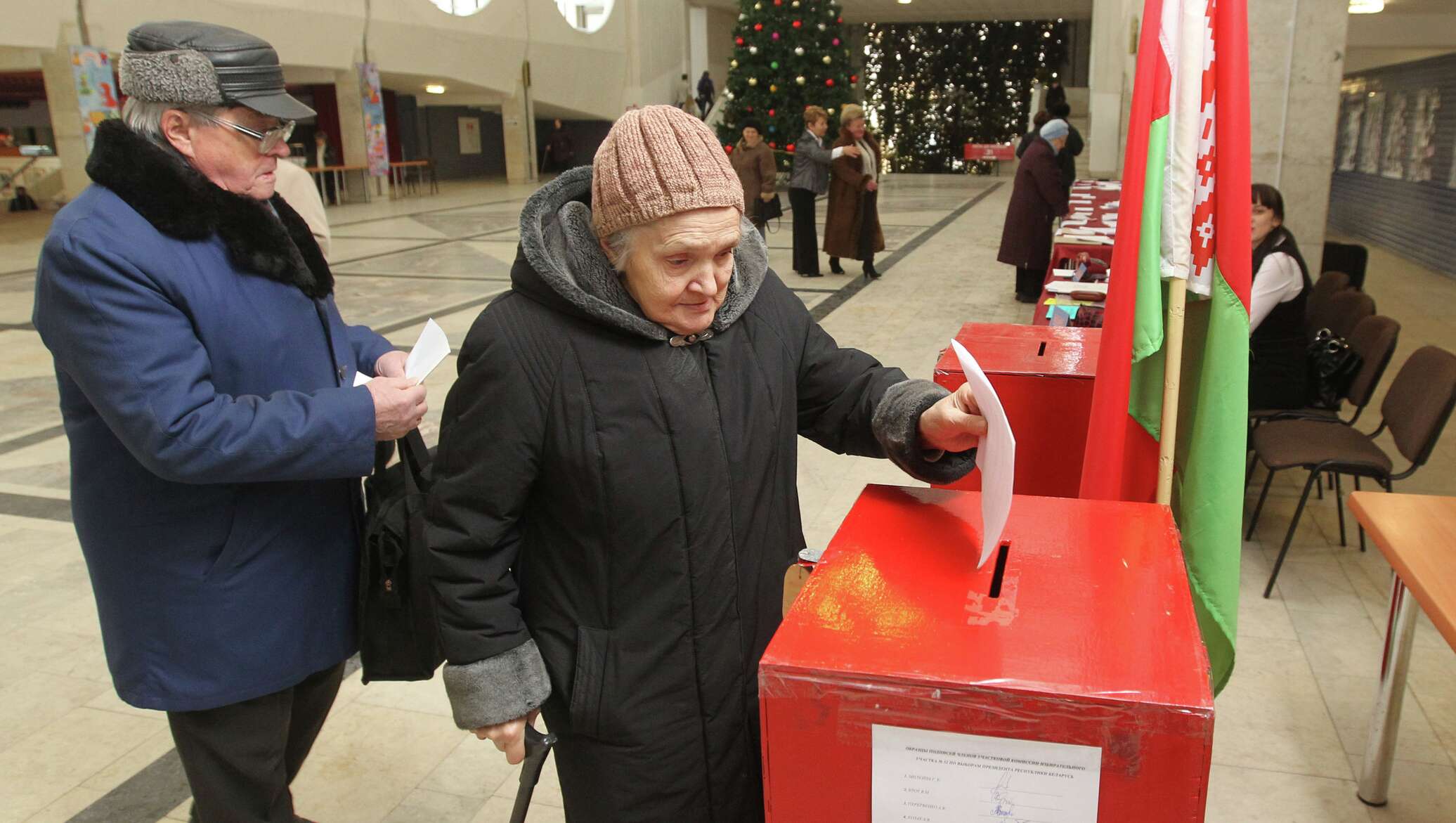 Выборы в беларуси. Выборы президента Беларуси. Выборы в Белоруссии 2020 год. Лукашенко на выборах 2020. Лукашенко голосование.