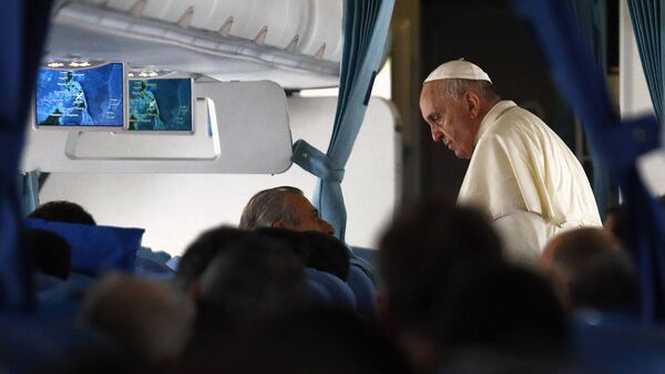 Папа Франциск в самолете, возвращающемся в Рим из Манилы - Sputnik Беларусь
