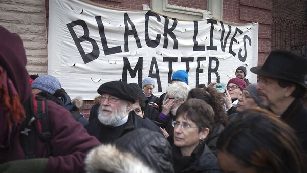 В День Мартина Лютера Кинга 19 января манифестанты вышли на улицы Нью-Йорка под лозунгом Жизни чернокожих имеют значение - Sputnik Беларусь