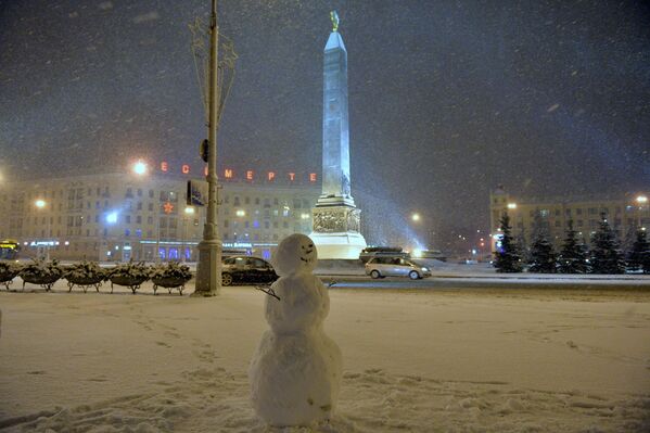 Снеговик на площади Победы в Минске - Sputnik Беларусь