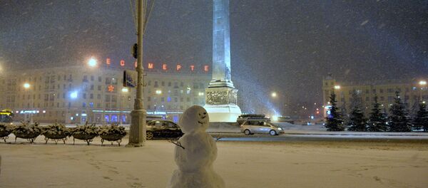 Снеговик на площади Победы в Минске - Sputnik Беларусь