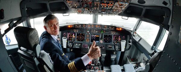 Пилот на борту Boeing/737-800 NG - Sputnik Беларусь