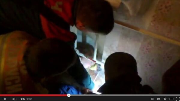 Работники МЧС помогают застрявшему под батареей мальчику - Sputnik Беларусь