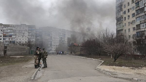 Украинские военнослужащие после обстрела в жилом секторе в Мариуполе - Sputnik Беларусь