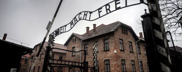 Центральные ворота бывшего концентрационного лагеря Аушвиц-Биркенау - Sputnik Беларусь