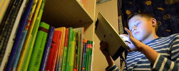 Хлопчык ля кніжнай паліцы - Sputnik Беларусь