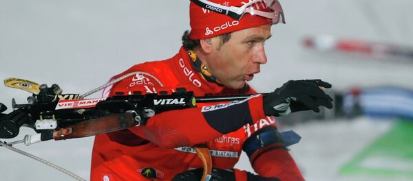 Уле-Эйнар Бьорндален (Норвегия), завоевавший серебряную медаль в спринтерской гонке на 10 километров на пятом этапе Кубка мира по биатлону в Германии в городе Рупольдинг (2010 год). - Sputnik Беларусь