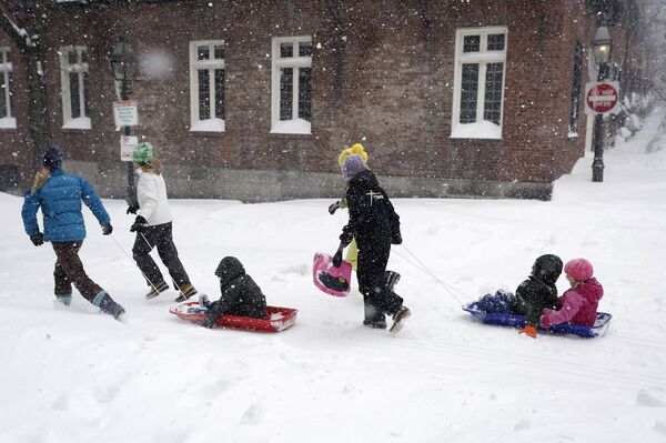 Дети идут кататься с горки в Бостоне, штат Массачусетс - Sputnik Беларусь