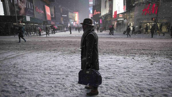 Мужчина стоит на 42-й улице, на Тайс-сквер в Нью-Йорке - Sputnik Беларусь