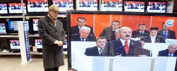 Пенсионер слушает выступление А.Лукашенко в магазине - Sputnik Беларусь