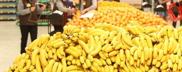 Бананы на прилавке гипермаркета - Sputnik Беларусь