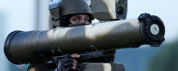 Военнослужащий с переносным зенитным ракетным комплексом - Sputnik Беларусь