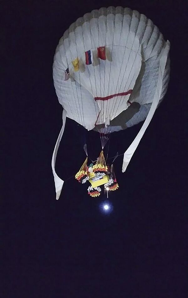 Воздушный шар российско-американского экипажа Воздушный шар российско-американского экипажа - Sputnik Беларусь