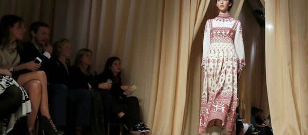 Новая коллекция модного Дома Valentino на Неделе высокой моды в Париже - Sputnik Беларусь