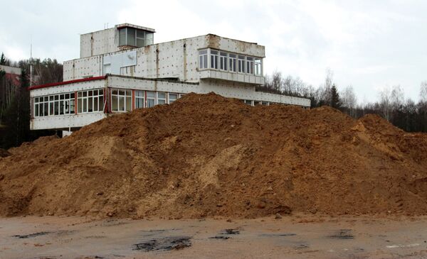 Вместо снега в ноябре 2013 года на стадионе горы песка. - Sputnik Беларусь