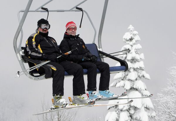 Буквально два дня спустя, 21 марта 2009 года, Лукашенко и Медведев встретились в Красной Поляне в Сочи и продолжили обсуждение вопросов сотрудничества в различных сферах (а заодно и традицию совместного спортивного отдыха). - Sputnik Беларусь