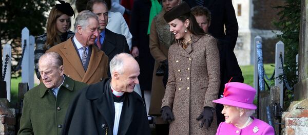 Королевская семья выходит из церкви после рождественской службы, 25 декабря 2014 года - Sputnik Беларусь