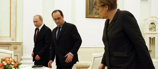 Ангела Меркель на переговорах с Владимиром Путиным и Франсуа Олландом по ситуации на Украине в Кремле Ангела Меркель на переговорах с Владимиром Путиным и Франсуа Олландом по ситуации на Украине в Кремле - Sputnik Беларусь