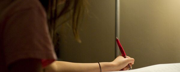 Девушка пишет в тетради Девушка пишет в тетради - Sputnik Беларусь