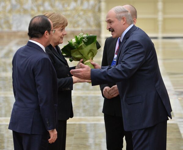 Александр Лукашенко встречает Франсуа Олланда и Ангелу Меркель в Дворце Независимости - Sputnik Беларусь