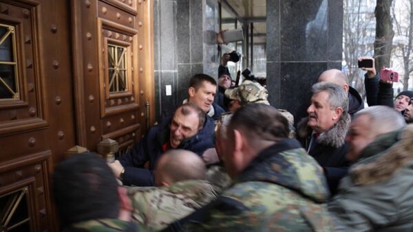 Митингующие ломали двери в здании Генпрокуратуры Украины в Киеве - Sputnik Беларусь