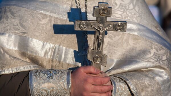 Крест в руках священника - Sputnik Беларусь
