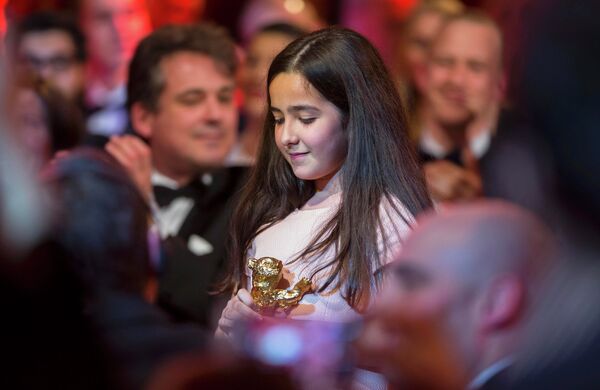 Племянница иранского режиссера Джафара Панахи получает Золотого медведя за лучший фильм от имени своего дяди - Sputnik Беларусь