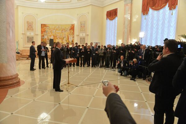 Путин дает пресс-конференции после переговоров в Минске - Sputnik Беларусь