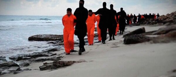 Кадр из видео, в котором боевики ИГ обезглавливают египетских христиан - Sputnik Беларусь