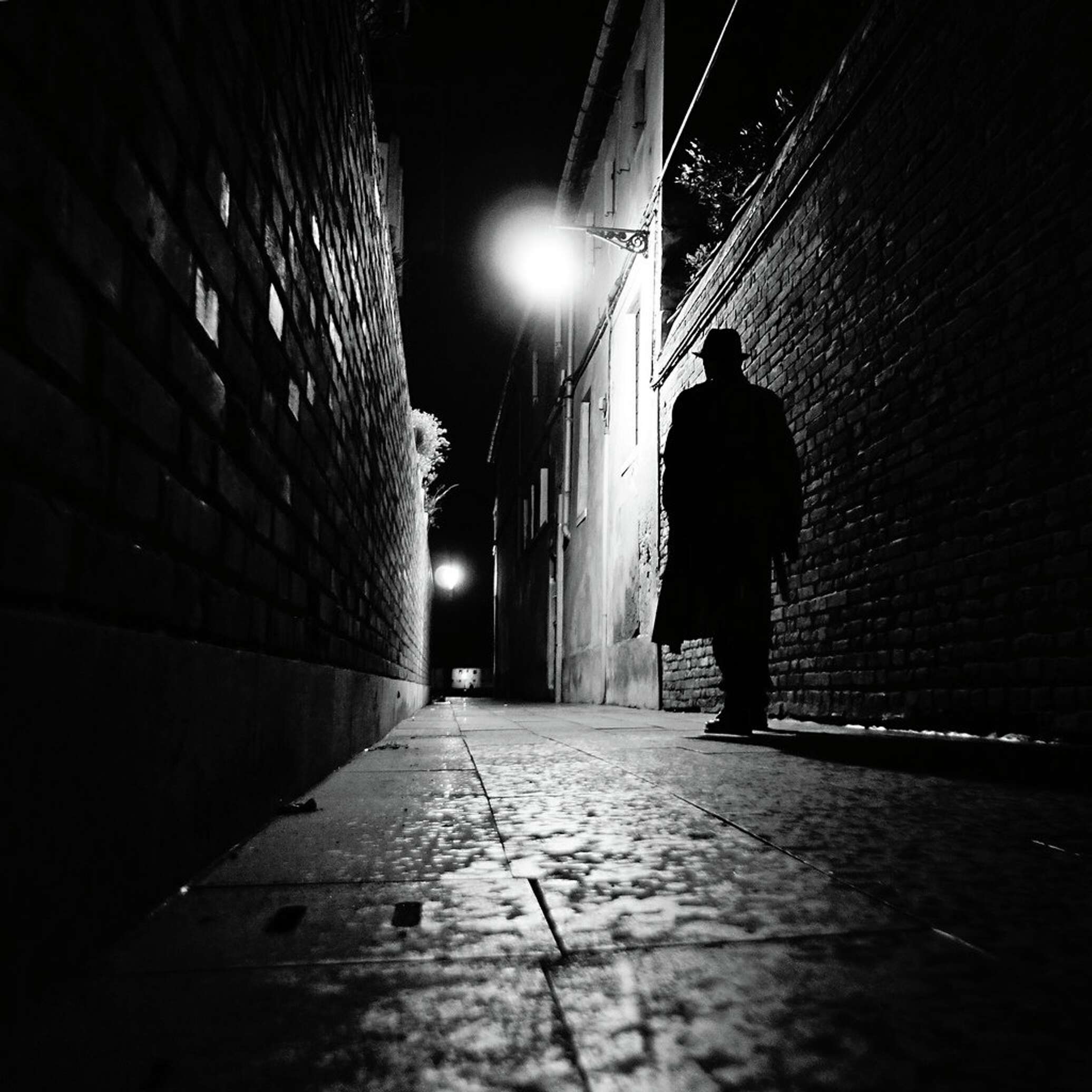 Продолжить темнота. Силуэт в тёмном переулке. Человек в темном переулке. Человек на темной улице. Одиночество в ночи.