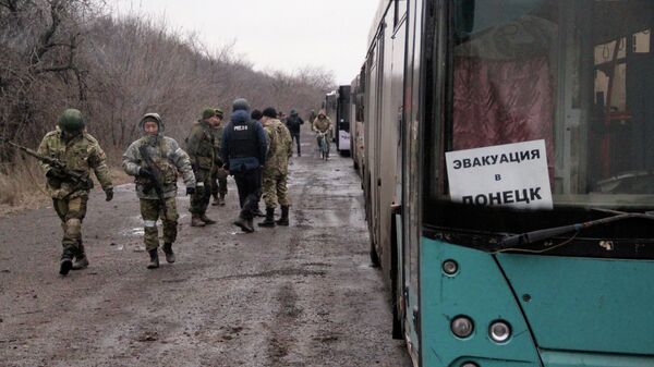 Колонна автобусов из ДНР, прибывшая в Дебальцево для эвакуации местных жителей - Sputnik Беларусь